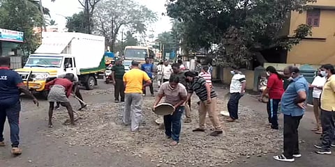 ராணுவ வீரர்களுடன் இணைந்து சாலையை சீரமைத்த டிஎஸ்பி-க்கு குவியும் பாராட்டு