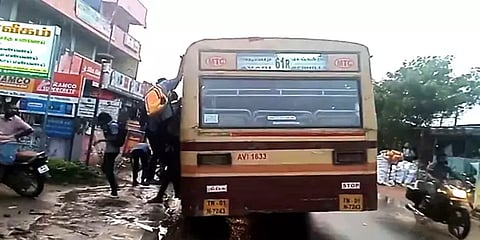 சென்னை: ஆபத்தை உணராமல் அரசு பேருந்தில் பயணம் செய்யும் பள்ளி மாணவர்கள்