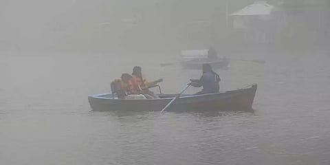 பனிமூட்டத்துடன் ரம்யமான சூழல்: கொடைக்கானலில் குவியும் சுற்றுலா பயணிகள்