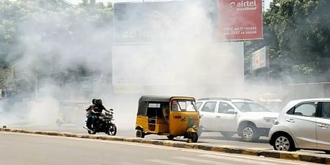 சென்னை: சேதமடைந்த சாலைகளில் புழுதி பறப்பதால் மக்கள் அவதி