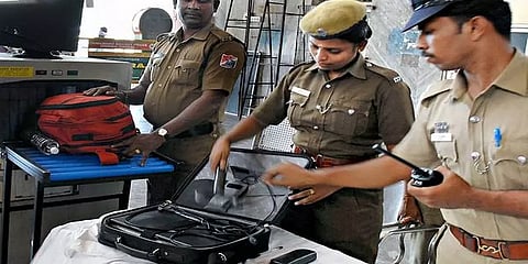 பாபர் மசூதி இடிப்பு தினம்: 3 அடுக்கு பாதுகாப்புடன் காவல்துறையினர் கண்காணிப்பு