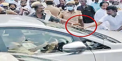 ஓபிஎஸ், ஈபிஎஸ் வாகனங்களில் தாக்குதல் நடத்தியதாக அமமுகவினர் மீது வழக்குப்பதிவு