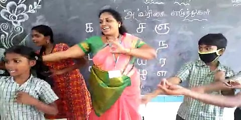 மாணவர்களின் நினைவாற்றலை அதிகரிக்க ஆடிப்பாடி பாடம் நடத்தும் அரசுப் பள்ளி ஆசிரியை