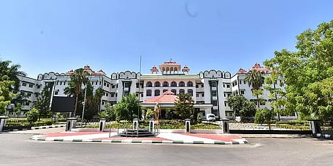 சாதி பாகுபாட்டுடன் செயல்பட்ட அதிமுக நிர்வாகி மீதான வழக்கை முடித்துவைத்தது நீதிமன்றம்