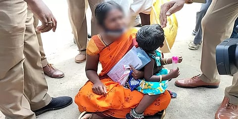 இரண்டாவது திருமணம்: கணவர் மீது நடவடிக்கை எடுக்கக்கோரி தர்ணாவில் ஈடுபட்ட மனைவி