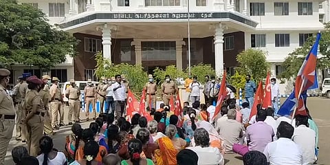 ”கழிவறை, சாக்கடை வசதிகள் கூட இல்லை”- தேனி ஆட்சியர் அலுவலகத்தில் மக்கள் தர்ணா