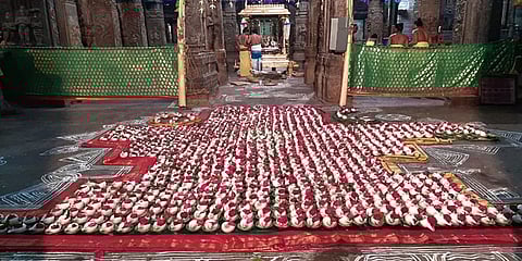 மூன்றாவது சோமவாரம்: மதுரை மீனாட்சியம்மன் கோவிலில் நடைபெற்ற 1008 சங்காபிஷேகம்