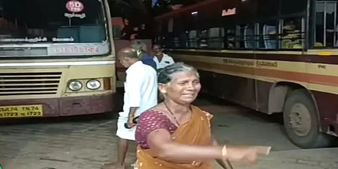 “துர்நாற்றம் வீசுகிறது”- மீன் விற்கும் மூதாட்டியை பேருந்தில் இருந்து இறக்கிவிட்டதாக புகார்