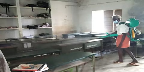 பொள்ளாச்சி: அரசுப் பள்ளியில் பயிலும் 2 மாணவிகள் உட்பட 3 பேருக்கு கொரோனா