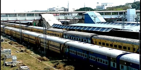 கேரளா: ஆரியங்காவு அருகே ரயில் பாதையில் நிலச்சரிவு – ரயில்கள் ரத்து