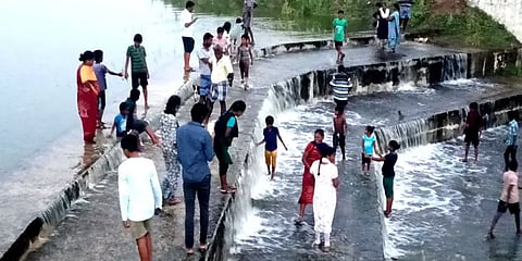 திருச்சி: 17 ஆண்டுகளுக்குப் பிறகு நிரம்பியுள்ள சிங்களாந்தபுரம் ஏரி; பொதுமக்கள் மகிழ்ச்சி