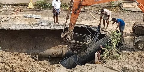 குரோம்பேட்டை: திடீரென உள்வாங்கிய சாலை; நிலத்தடிநீரில் கழிவுநீர் கலப்பதால் மக்கள் வேதனை