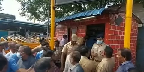 செங்கல்பட்டு: பயணச் சீட்டு கேட்டதால் நடத்துநரை தாக்கிய காவலர்