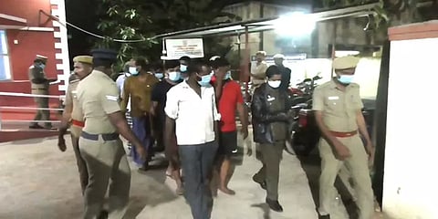 கொள்ளை வழக்கில் தொடர்புடையவரை பிடிக்க வந்த காவலர்கள் மீது தாக்குதல்: 10 பேர் கைது