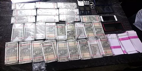 சொகுசு காரை துரத்திச் சென்ற காவல்துறை: ரூ.23 லட்சம் மதிப்பிலான கள்ள நோட்டுகள் பறிமுதல்