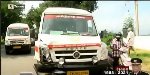 அணிவகுத்து கொண்டுசெல்லப்பட்ட ராணுவ வீரர்களின் உடல்கள் - விபத்தில் சிக்கிய ஆம்புலன்ஸ்