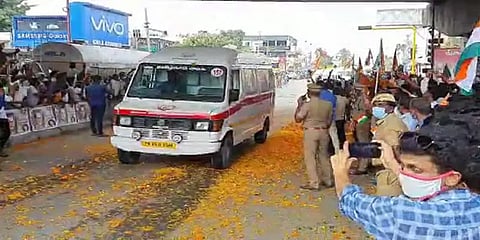 கோவை: உயிரிழந்த ராணுவ தளபதி உடலுக்கு மலர்தூவி அஞ்சலி செலுத்திய மாணவர்கள்