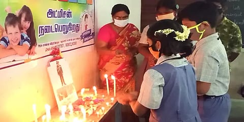 முப்படை தலைமை தளபதி மறைவு: மெழுகுவர்த்தி ஏற்றி அஞ்சலி செலுத்திய பள்ளி மாணவர்கள்