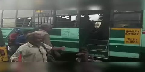 நரிக்குறவர்கள் இறக்கிவிடப்பட்ட விவகாரம்: பேருந்து ஓட்டுநர், நடத்துநர் தற்காலிக பணி நீக்கம்