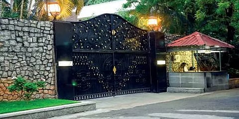 ஜெயலலிதாவின் போயஸ் கார்டன் இல்லம் தீபா, தீபக்கிடம் ஒப்படைப்பு