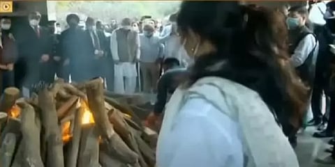 விடை பெற்றார் வீரத் திருமகன் பிபின் ராவத்: 17 சுற்றுகள் குண்டுகள் முழங்க உடல் தகனம்