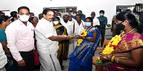 விருதுநகர்: சமுதாய வளைகாப்பு விழா - சீதனங்கள் வழங்கி வாழ்த்திய அமைச்சர்