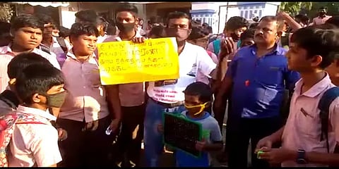 மதுரை: படியில் பயணம் நொடியில் மரணம் - பதாகையுடன் விழிப்புணர்வு ஏற்படுத்தும் சமூக ஆர்வலர்