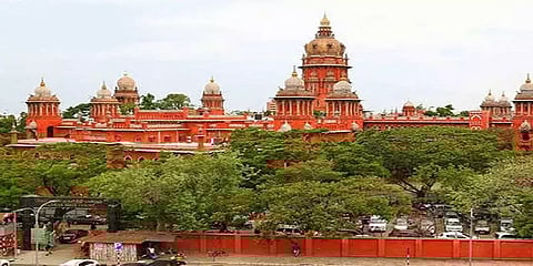 நீதிமன்ற அவமதிப்பு வழக்கு: சீருடைப்பணியாளர் தேர்வாணைய முன்னாள் உறுப்பினர்செயலர் விடுவிப்பு