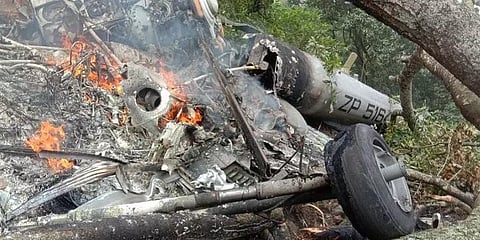 ஹெலிகாப்டர் விபத்து: 2 வீரர்களின் உடல்கள் அடையாளம் காணப்பட்டு உறவினர்களிடம் ஒப்படைப்பு