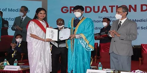 மருத்துவத்தில் டாக்டர் பட்டம் பெற்ற இயக்குநர் ஷங்கர் மகள் நடிகை அதிதி