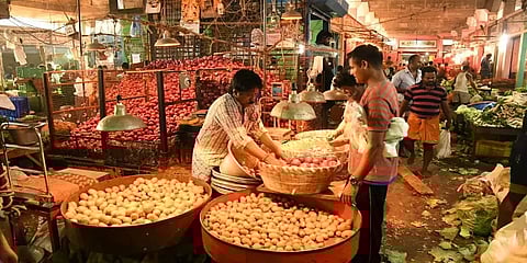 கோயம்பேடு சந்தை காய்கறி விலை நிலவரம்: ஒரு கிலோ தக்காளி ரூ. 80 - ரூ. 90 வரை விற்பனை