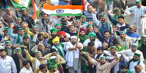 வேளாண் சட்டம் வாபஸ்: ஆடிப்பாடி உற்சாகமாக டெல்லியில் இருந்து விடைபெறும் விவசாயிகள்