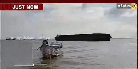 தூத்துக்குடியில் தரைதட்டிய பார்ஜ் கப்பல் 3 விசை படகுகள் மூலம் மீட்பு