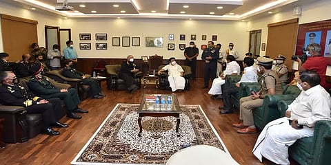 ஹெலிகாப்டர் விபத்து: மீட்புப் பணிக்கு உதவிய முதல்வருக்கு லெஃப்டினன்ட் ஜெனரல் நன்றி