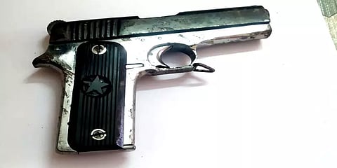 காவல் நிலையத்தில் மூதாட்டி ஒப்படைத்த கைத்துப்பாக்கி; விசாரணையில் நடந்த 'ட்விஸ்ட்'