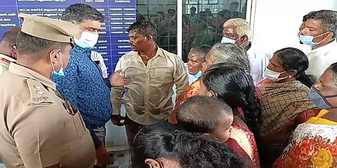 புகார் மீது நடவடிக்கை இல்லை: ஆட்சியர் அலுவலகத்தில் தீக்குளிக்க முயன்ற இளைஞர்