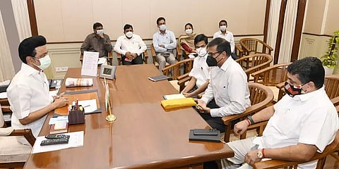 இந்திய ரிசர்வ் வங்கியின் முன்னாள் ஆளுநர் ரகுராம் ராஜன் முதல்வர் ஸ்டாலினுடன் சந்திப்பு