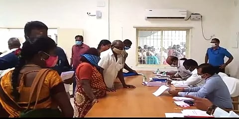 எங்களை கருணைக் கொலை செய்யுங்கள்: ஆட்சியரிடம் மனு அளித்த வயதான தம்பதி