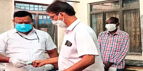 செய்தி எதிரொலி: மாவுக்கட்டு போட லஞ்சம் வாங்கிய மருத்துவ ஊழியர் பணியிடை நீக்கம்