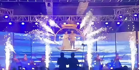 சத்தீஸ்கர்: 12அடி உயரத்தில் இருந்து தவறி விழுந்த மணமக்கள்