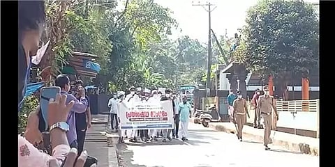 கேரளா: பாலின பேதமின்றி மாணவர்களுக்கு சீருடை - போராட்டத்தில் இறங்கிய இஸ்லாமிய அமைப்பு