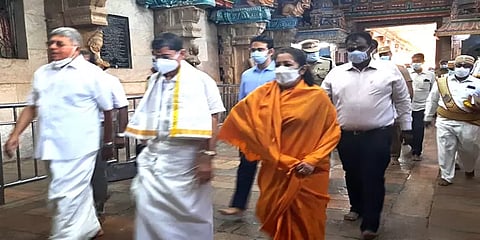 மதுரை மீனாட்சியம்மன் கோவிலில் குடும்பத்தினருடன் ஆளுநர் ஆர்.என்.ரவி சாமி தரிசனம்