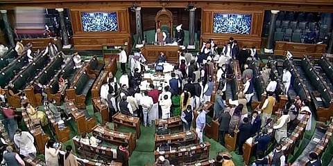 லக்கிம்பூர் கேரி விவகாரத்தில் எதிர்க்கட்சிகள் அமளி: 2-வது நாளாக முடங்கியது நாடாளுமன்றம்