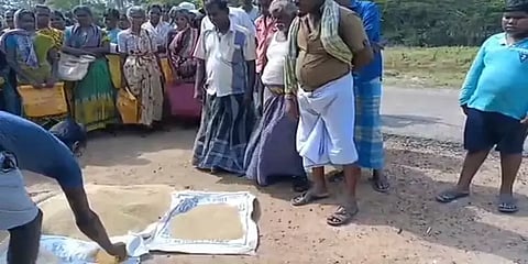 ராமநாதபுரம்: ரேஷன் கடை முன்பு தரமற்ற அரிசியை கொட்டி பொதுமக்கள் ஆர்ப்பாட்டம்