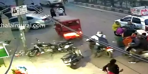 டெல்லி: செல்போனை பறித்து பெண்ணை தரதரவென இழுத்துச் சென்ற கொள்ளையர்கள்