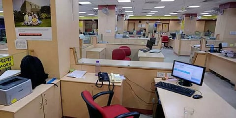 2-வது நாளாக வங்கி ஊழியர்கள் வேலைநிறுத்தம் – 10 லட்சம் காசோலைகள் தேக்கம்