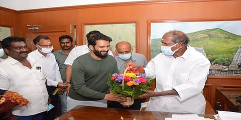 'படப்பிடிப்பு கட்டண வரியை குறைக்க வேண்டும்' - புதுச்சேரி முதல்வரிடம் சந்தானம் கோரிகை