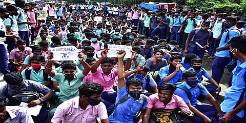 ஆன்லைன் தேர்வு கோரி போராடிய கல்லூரி மாணவர்கள் மீதான வழக்குகள் ரத்து - தமிழக அரசு