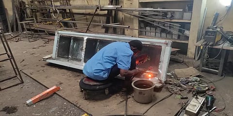 எளியோரின் வலிமை கதைகள் 9: 'சில நேரம் கண்ணாடி போடாம வெல்டிங் பண்ணுவோம்; அப்போ கண் எரியும்'