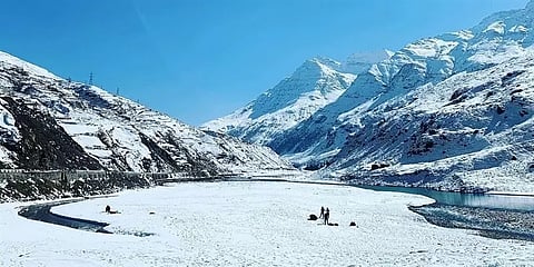 இமாச்சலப் பிரதேசம்: மைனஸ் டிகிரிக்கும் கீழ் சென்ற வெப்பநிலை - உறையும் சிஸ்சு ஏரி!